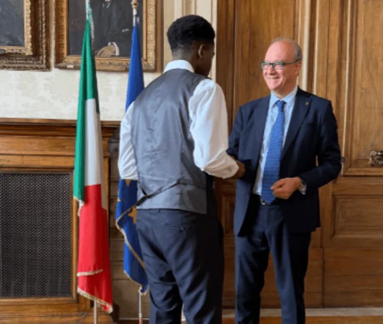 Valditara premia lo studente che ha salvato l'insegnante accoltellata a Roma