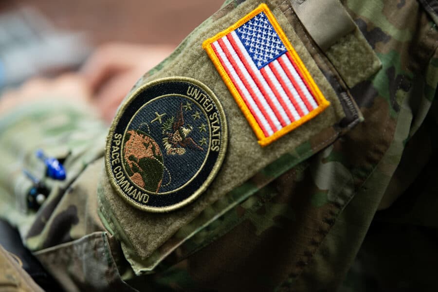 Gli USA rivelano: "Abbiamo armamenti spaziali". Reazioni di Mosca e Pechino