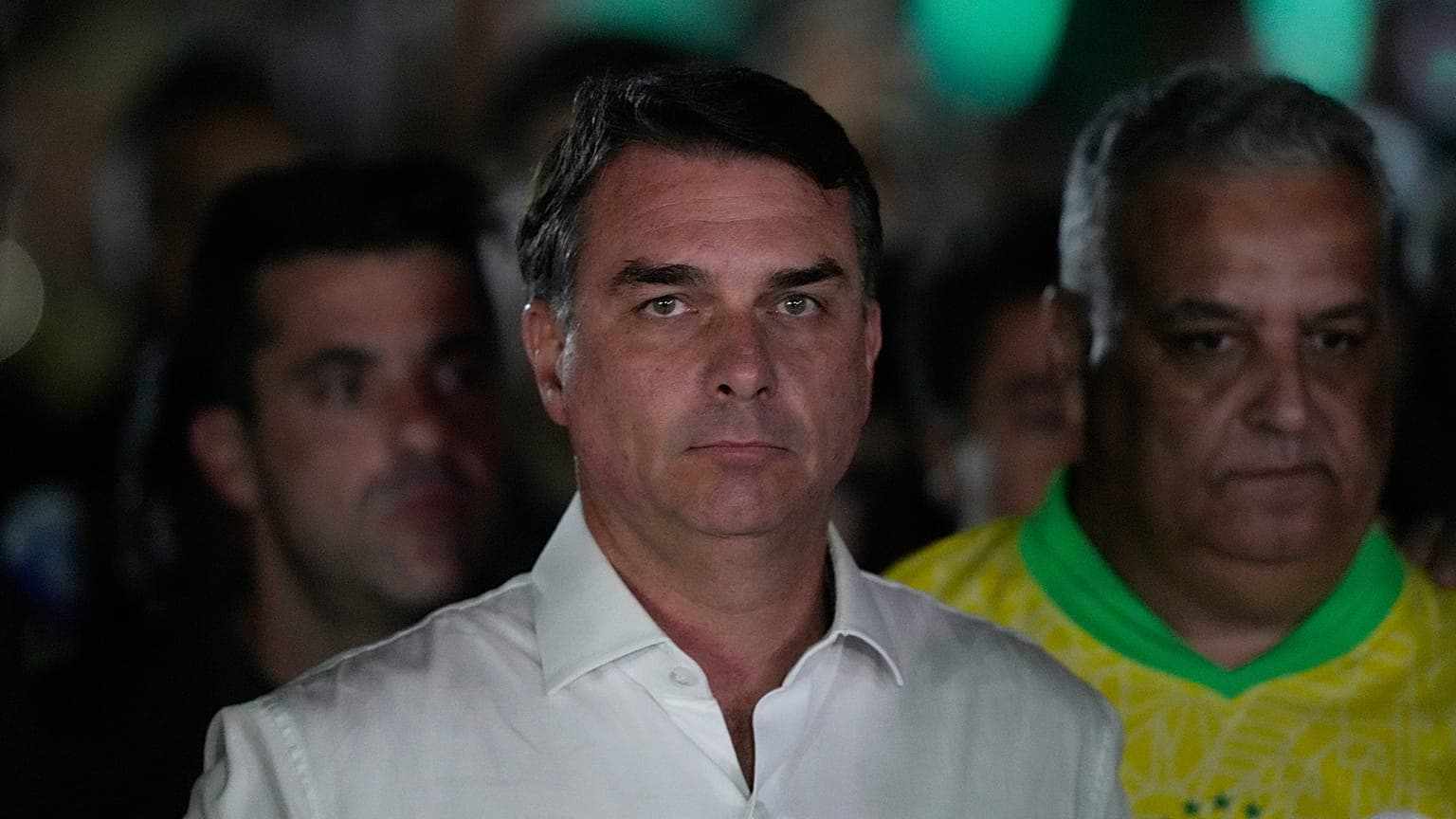 Brasile, Flávio Bolsonaro negli USA dopo la sconfitta elettorale: la questione del passaporto italiano