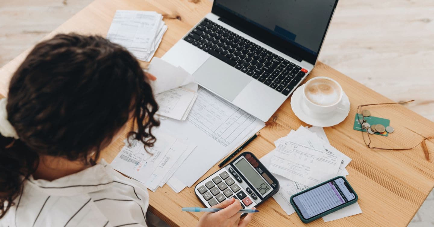 Manovra 2027, le proposte per i giovani: flat tax, incentivi fiscali, reddito di merito accademico