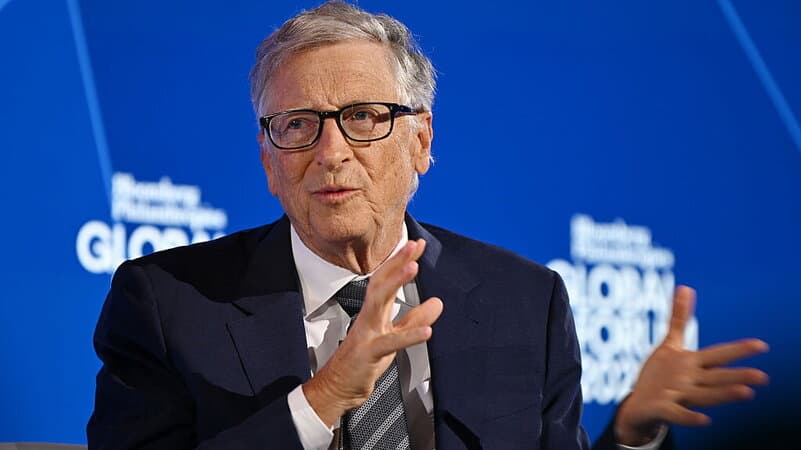 Bill Gates mette in guardia sui pericoli dell'IA: «Gli USA devono guidare con una legge»