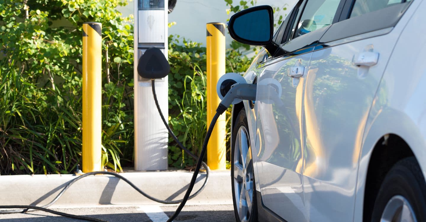 Unem: auto a benzina e gasolio più convenienti di quelle elettriche, ecco perché
