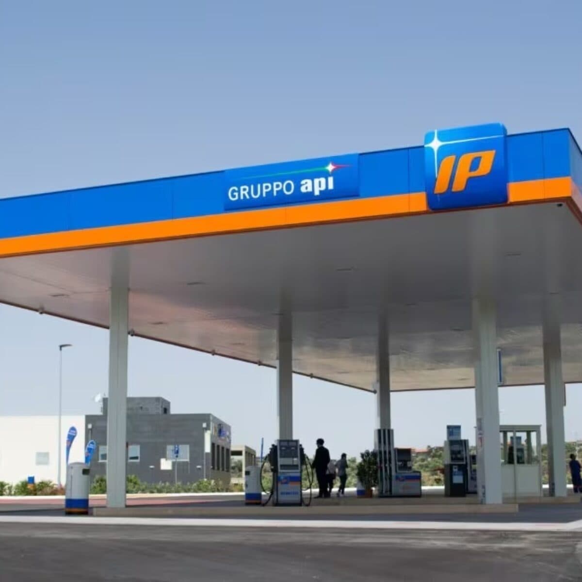 Dopo Eni, anche IP riduce i prezzi di benzina e diesel: inizia l'effetto domino sui carburanti