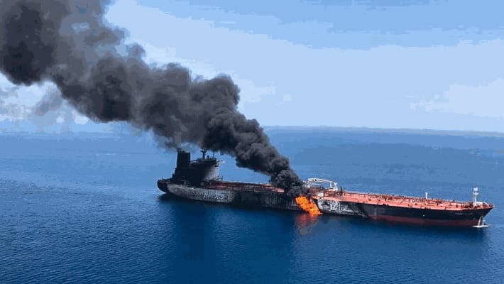 Incidente nello Stretto di Hormuz: petroliera in fiamme, equipaggio evacuato