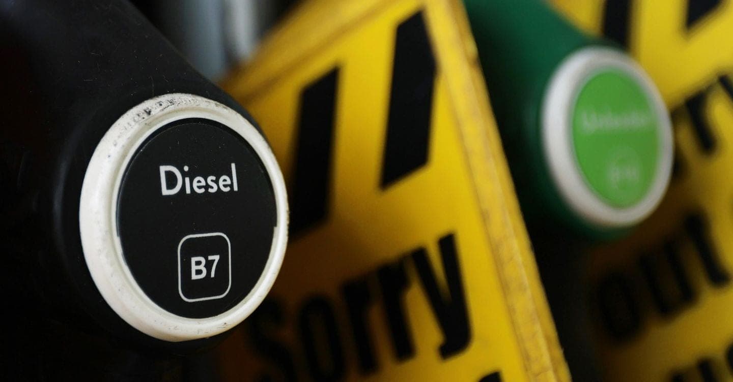 Giorgetti firma il decreto sulle accise mobili, sconto sul gasolio fino al 26 agosto