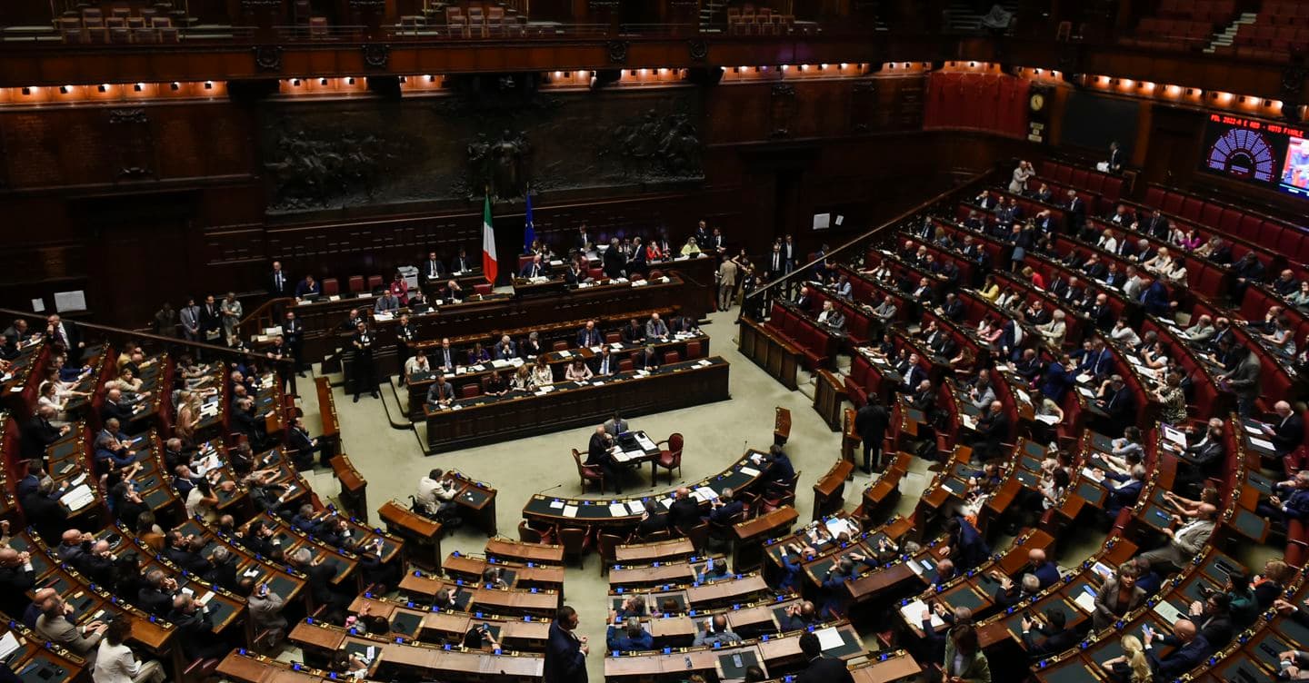 Decreto infrastrutture-Pnrr, via libera della Camera alla fiducia: dal nucleare all’Ai nelle scuole, le novità