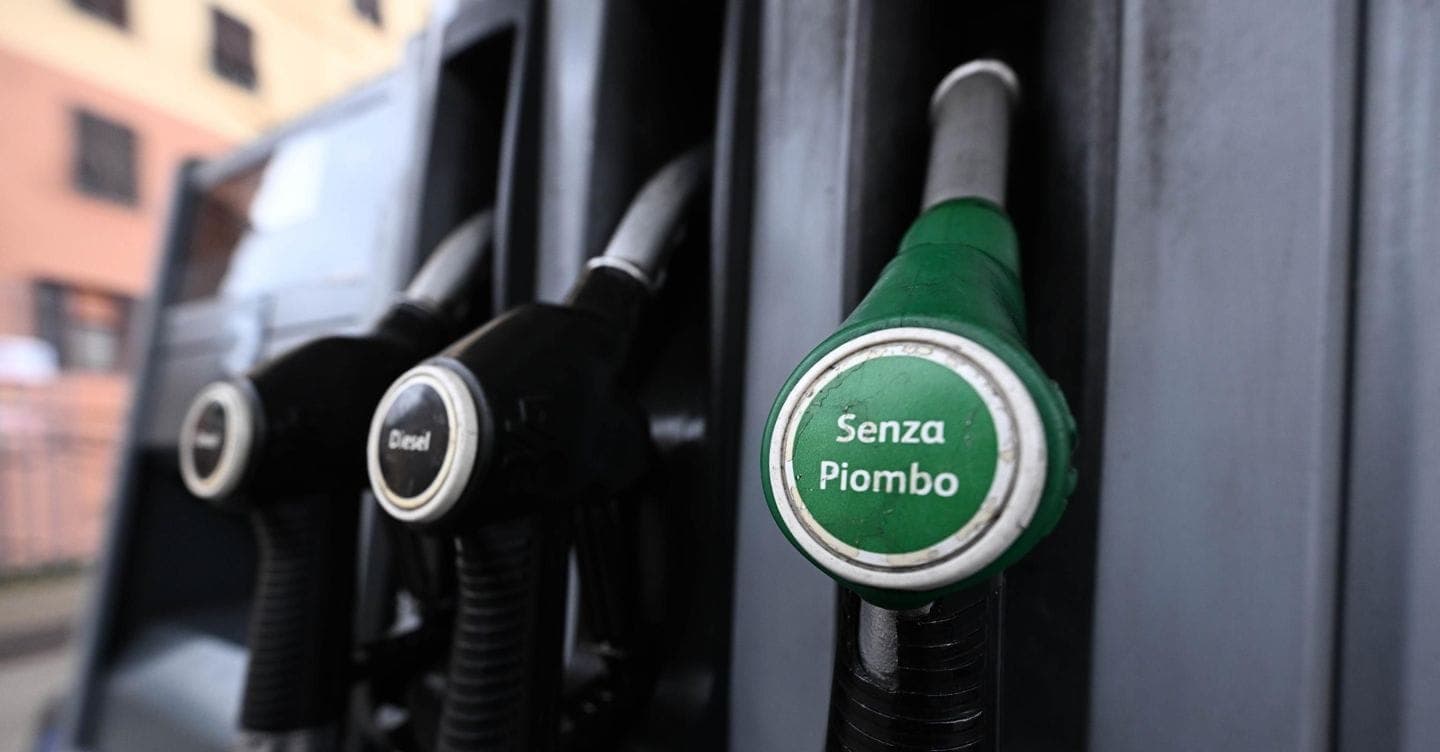 Benzina, i prezzi sfiorano i 2 euro al litro: in arrivo l’app per trovare le stazioni meno care