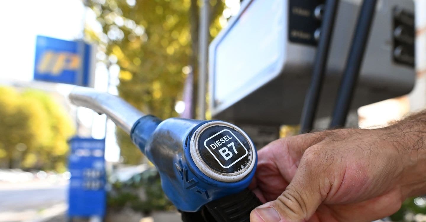 Gasolio, oggi parte lo sconto ridotto a 6,1 cent: di quanto aumenterà il costo. Ma lunedì scatta il price cap Eni