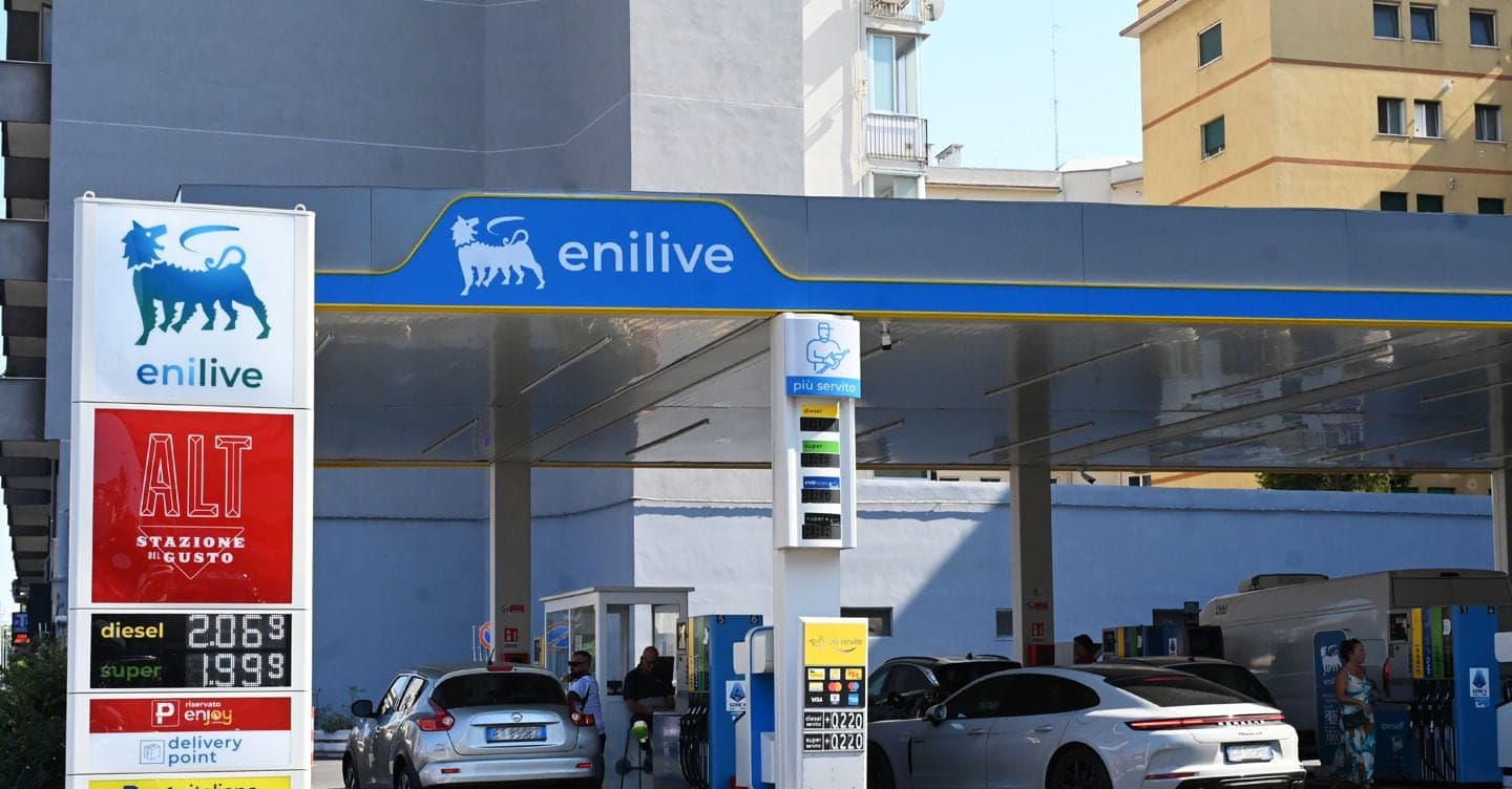 Carburanti, Eni manterrà un tetto sui prezzi di gasolio e benzina fino a fine anno