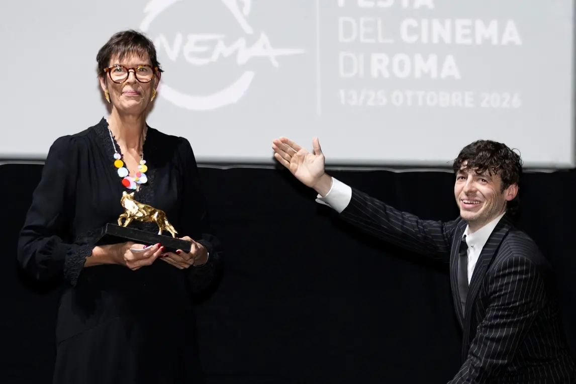 Roma 2026: Clio Barnard trionfa alla Festa del Cinema, riconoscimenti per Kasia Smutniak e Paolo Pierobon