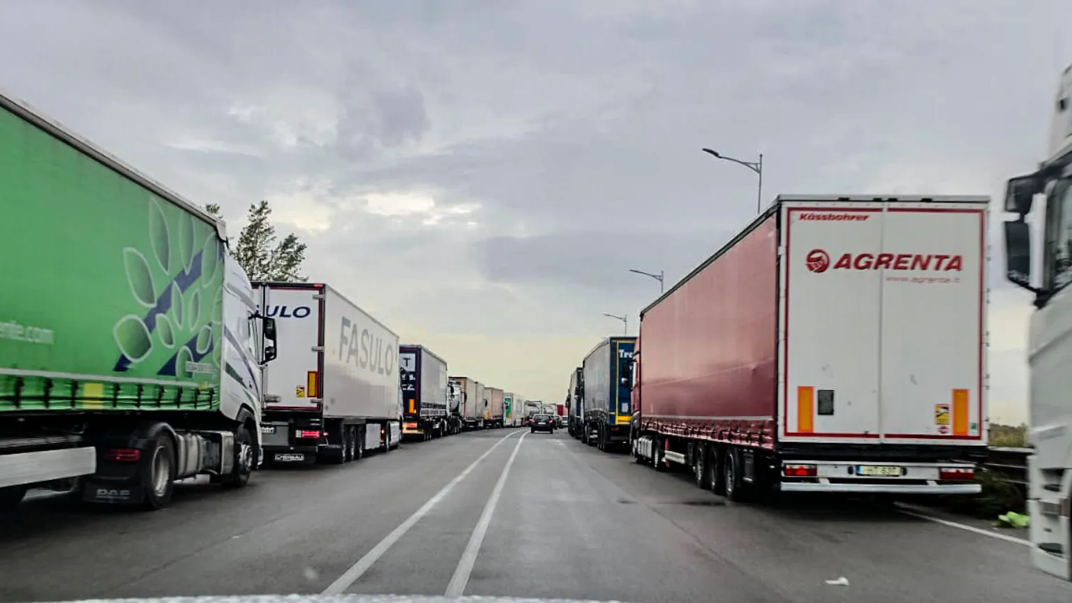 Crotone, concluso il blocco dei camion sulla Statale 106: autotrasportatori pronti a riprendere le proteste