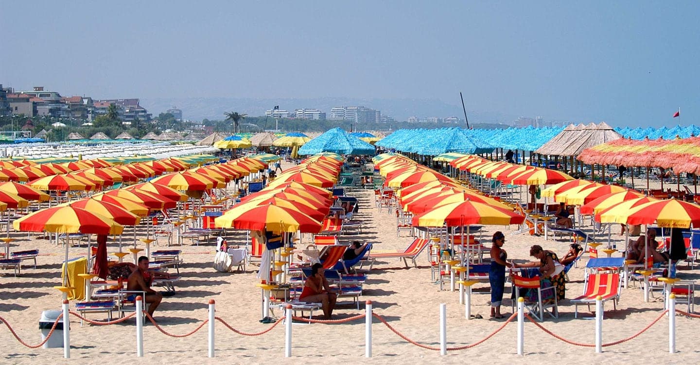 Concessioni balneari, ecco il bando tipo con le regole per le gare entro settembre 2027