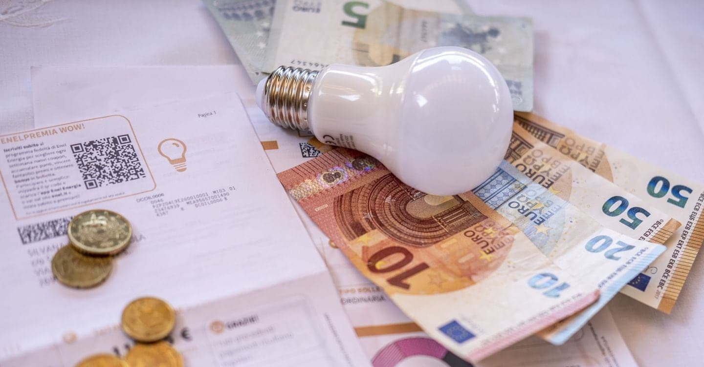 Bollette luce e gas, da Eni a Unoenergy: le nuove offerte lanciate dalle compagnie per i rincari