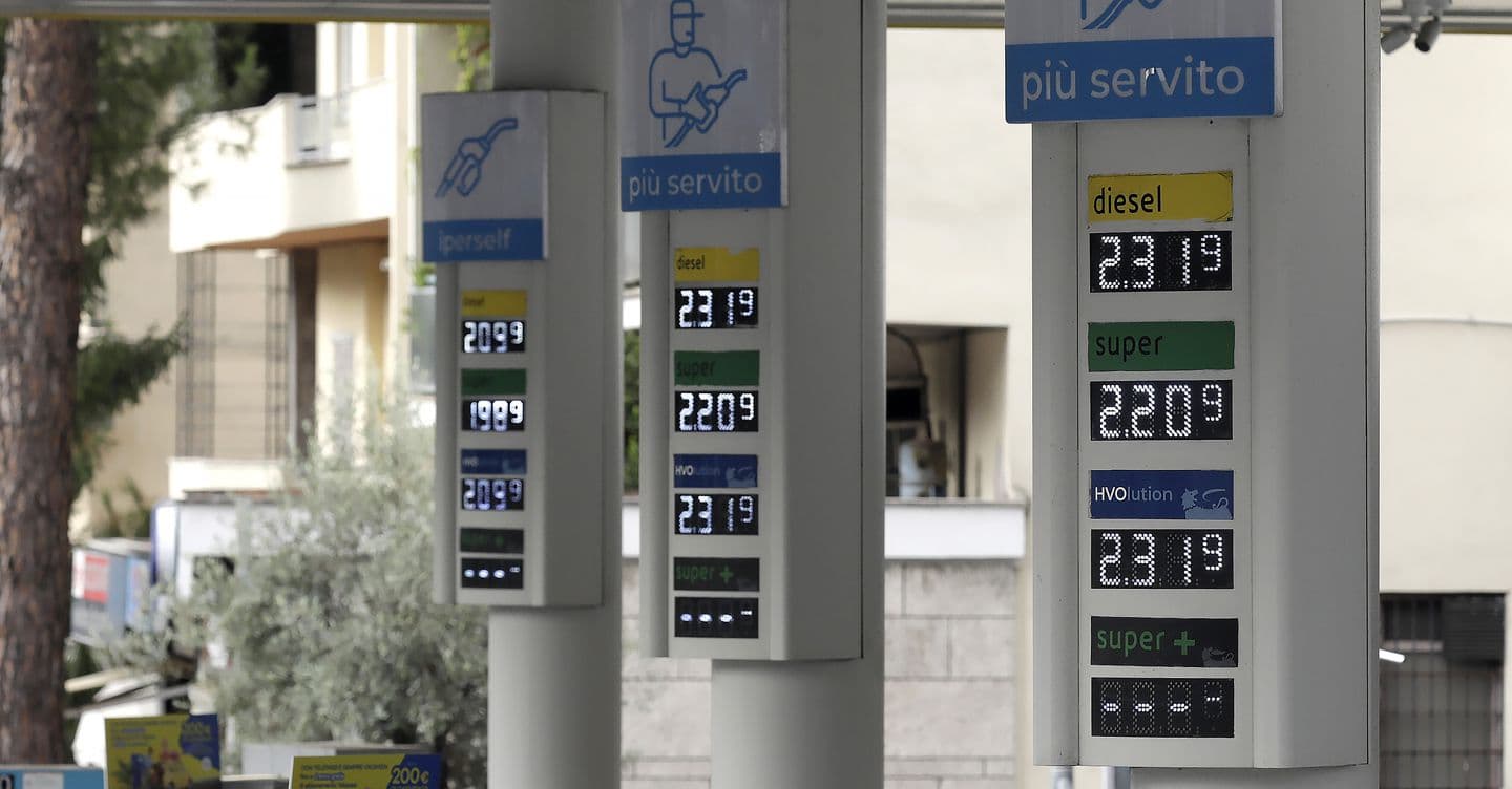 Carburanti, price cap e sconti progressivi: come funzionano le misure di Eni, Ip, Q8 e Tamoil
