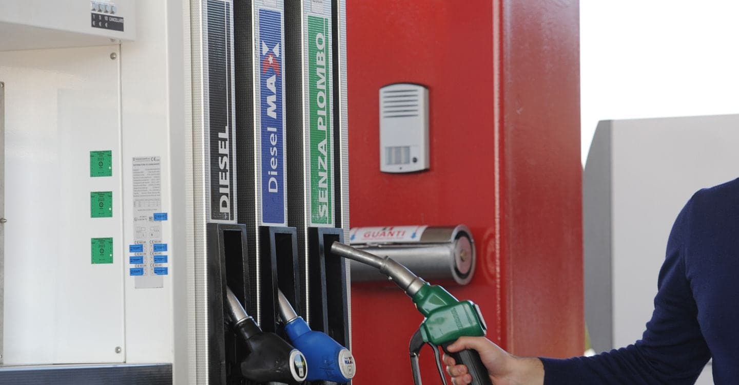 Il caro carburanti non dà tregua: il diesel sfiora 2,2 euro in città. Si va verso un altro breve sconto per tutti