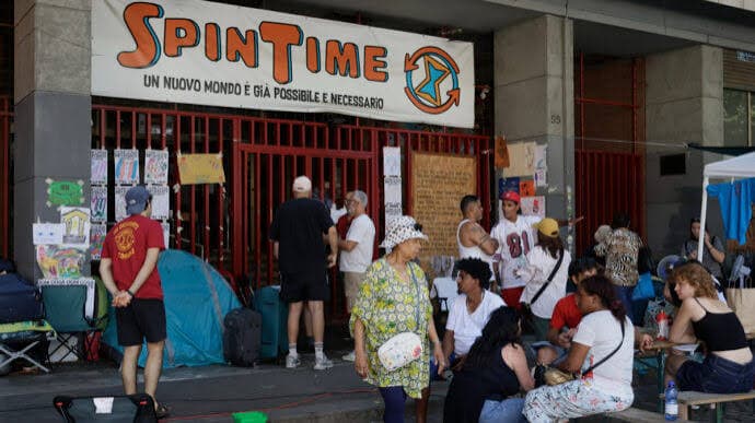 Spin Time, 500mila euro dalla proprietà per l'emergenza abitativa. Gli attivisti: «Vendeteci l'edificio»