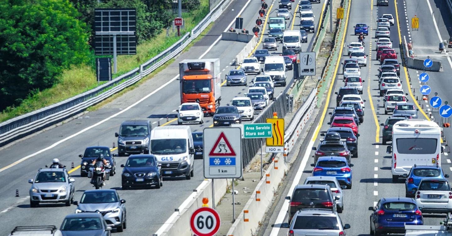 Carburanti, prezzi  in lieve calo. Inizia il week end da bollino nero sulle strade