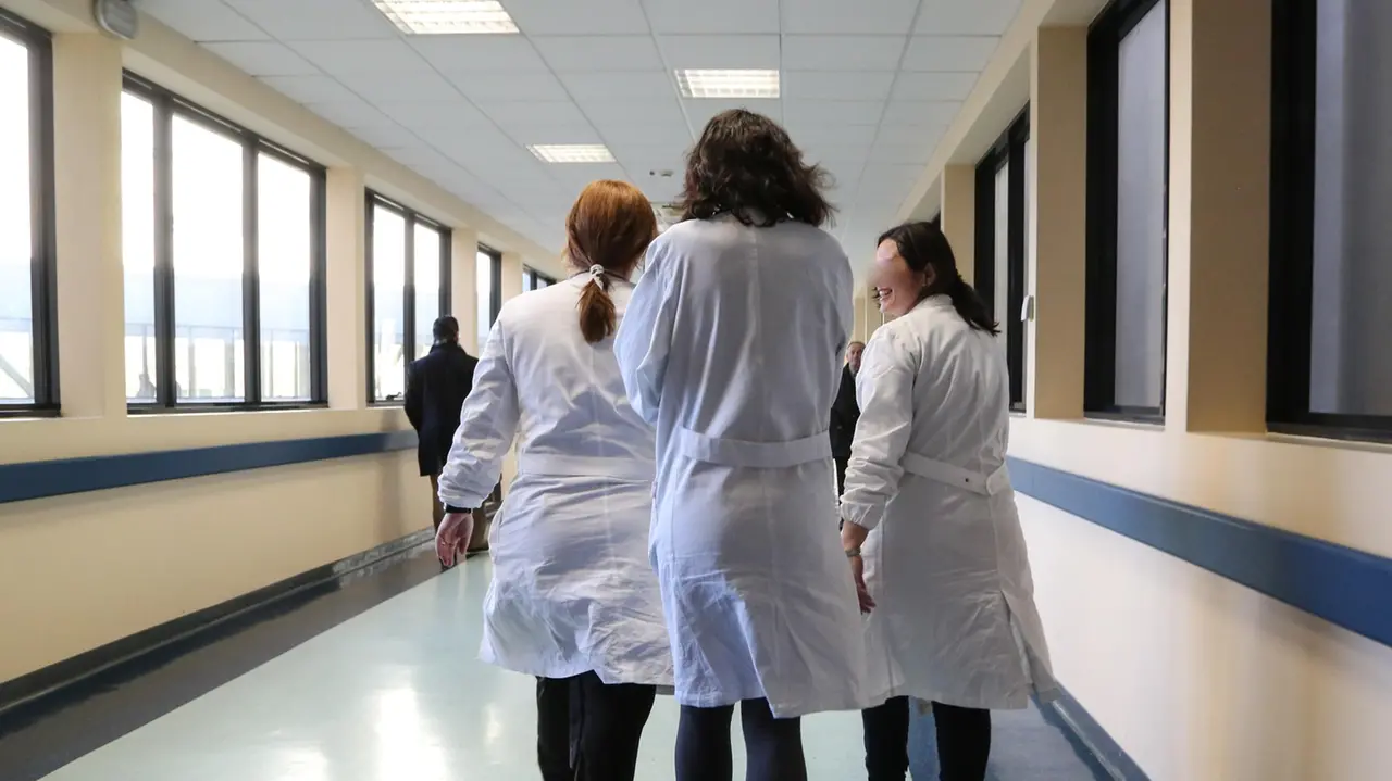 Nuovo contratto per i medici: aumenti salariali fino a 560 euro al mese